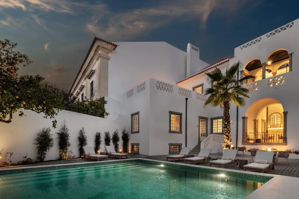 Vue extérieure et piscine du Cicioso Boutique Hotel à la tombée de la nuit