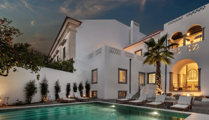 vista exterior e piscina cicioso boutique hotel ao anoitecer