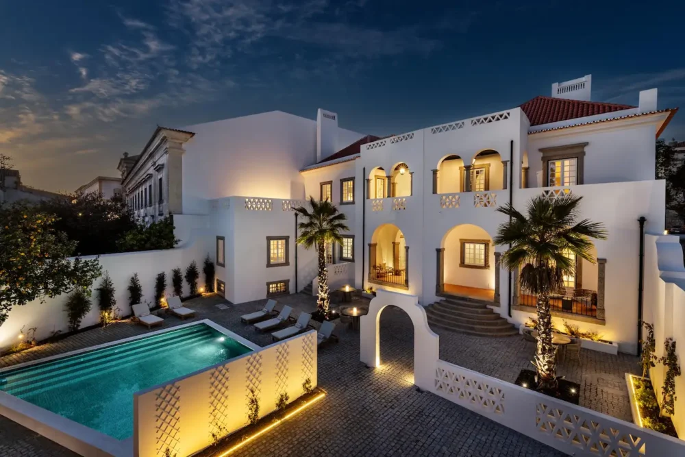 Cour extérieure avec piscine du Cicioso Boutique Hotel, projet architectural de MJARC Arquitetos à Évora