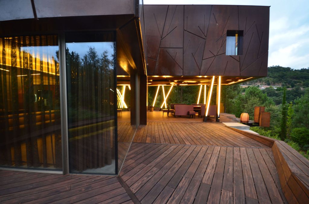 exterior douro valley house com pavimento em madeira e estrutura em vidro e metal com suportes com luzes Arquitetos e Designers de Interiores