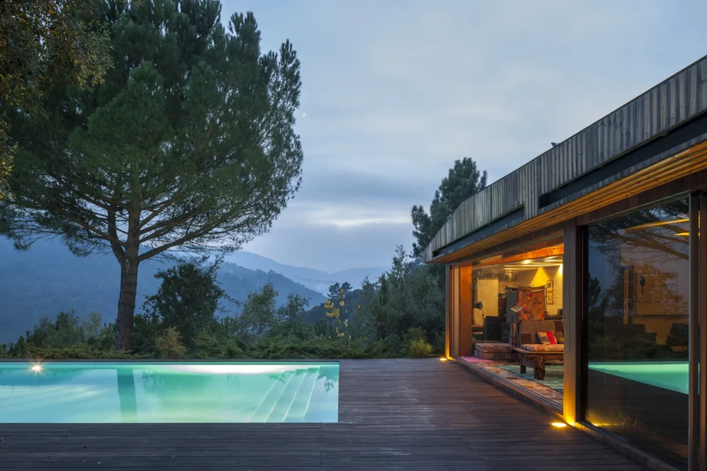 Casa Vale do Douro, projeto com prémios internacionais com uma arquitetura contemporânea, coberturas ajardinadas e infinite pool