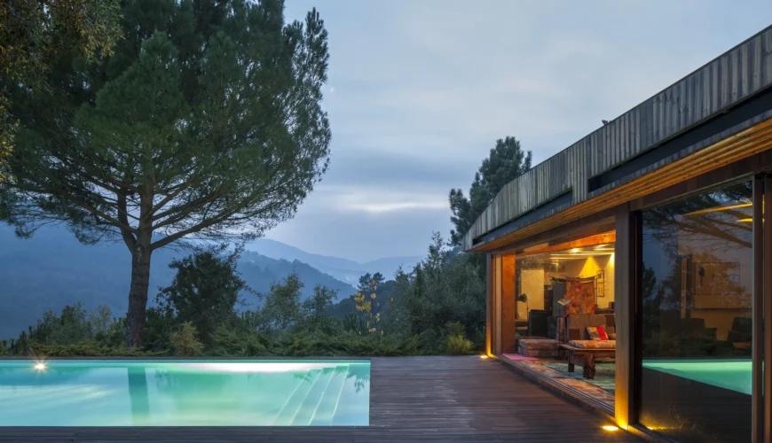 Casa Vale do Douro, projeto com prémios internacionais com uma arquitetura contemporânea, coberturas ajardinadas e infinite pool