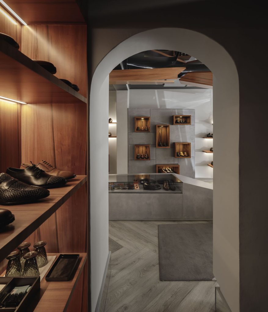 PT: Loja Mariano Shoes - Projeto Arquitetos e Designers de Interiores - MJARC Arquitetos com utilização de madeiras naturais EN: Mariano Shoes Store - Architecture Project FR: Magasin Mariano Shoes - Projet d'architecture