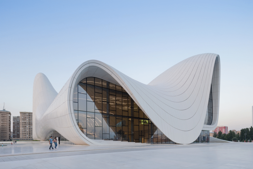 Edifício Heydar Aliyev Center em Baku desenhado por Zaha Hadid Architects com linhas curvas e fachada em vidro