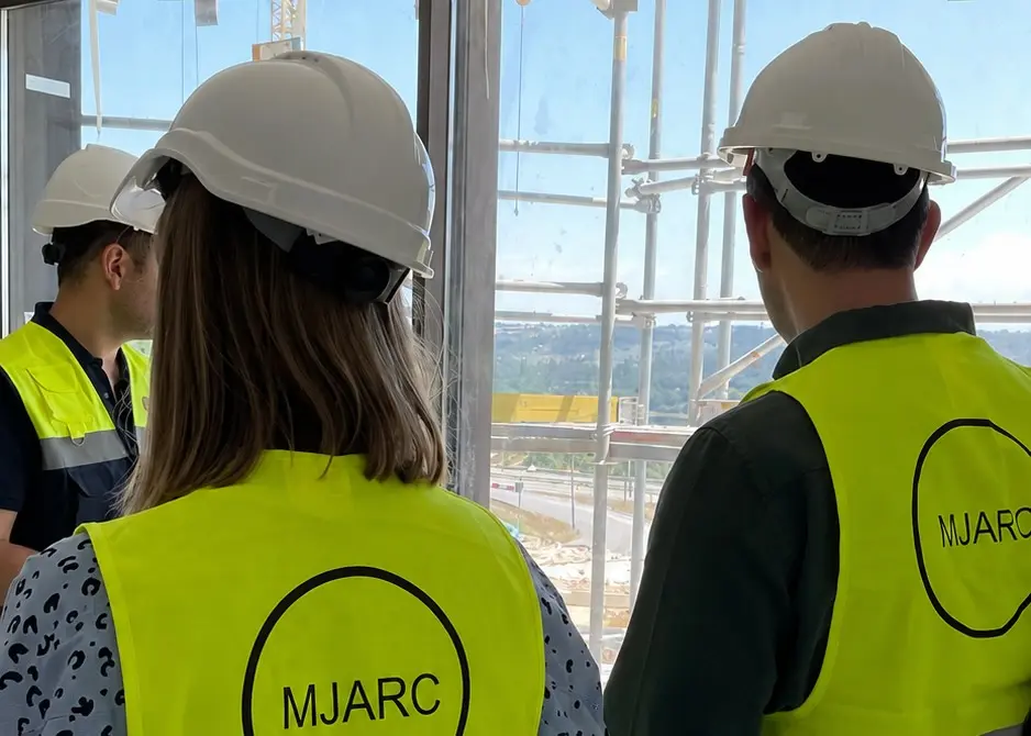 mjarc arquitetos team on-site during construction
