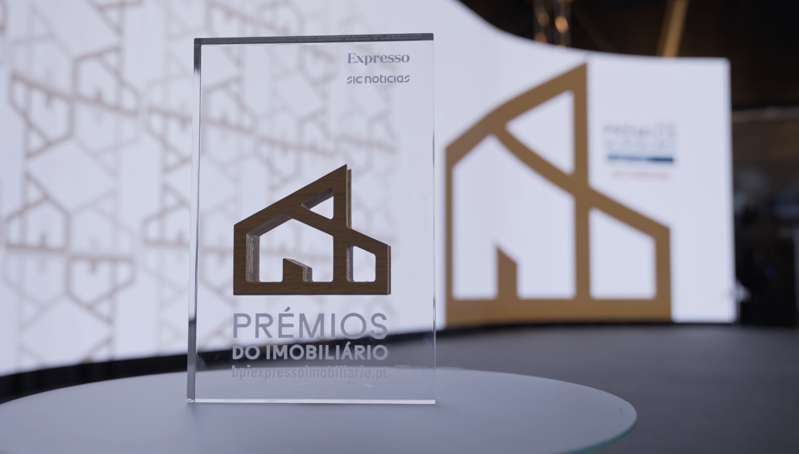 prémio físico dos prémios do imobiliário no palco da gala