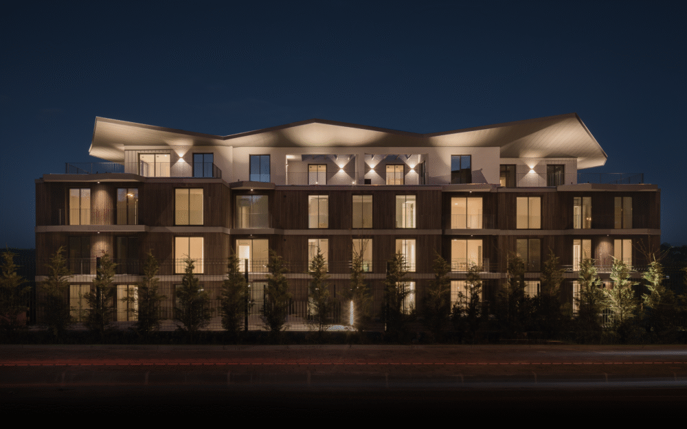 Fachada principal do edificio Riverside em Santa Comba Dão à noite