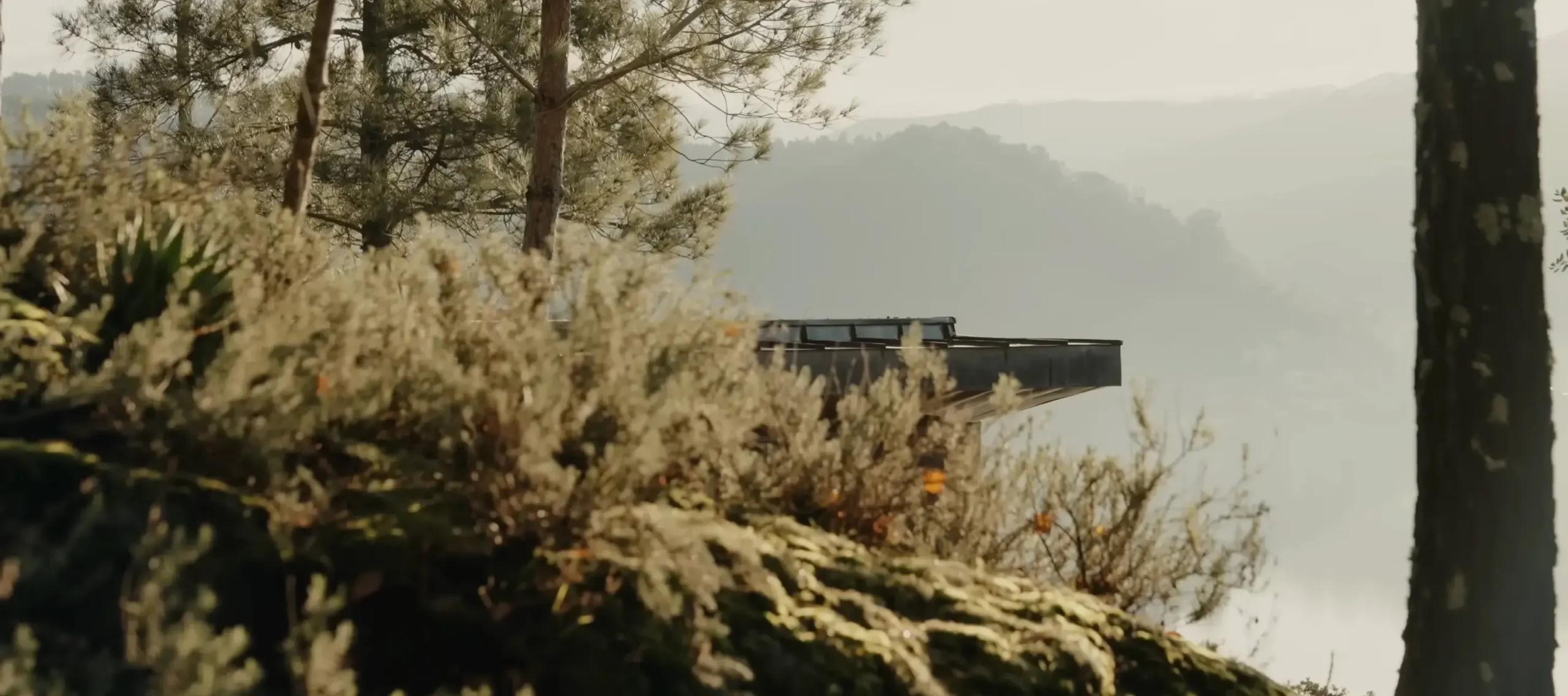 Projeto Douro Wood House no vale do douro, portugal, desenvolvido pela MJARC Arquitetos. Um projeto com diversos prémios internacionais desenvolvido de forma sustentavél e integrado na natureza