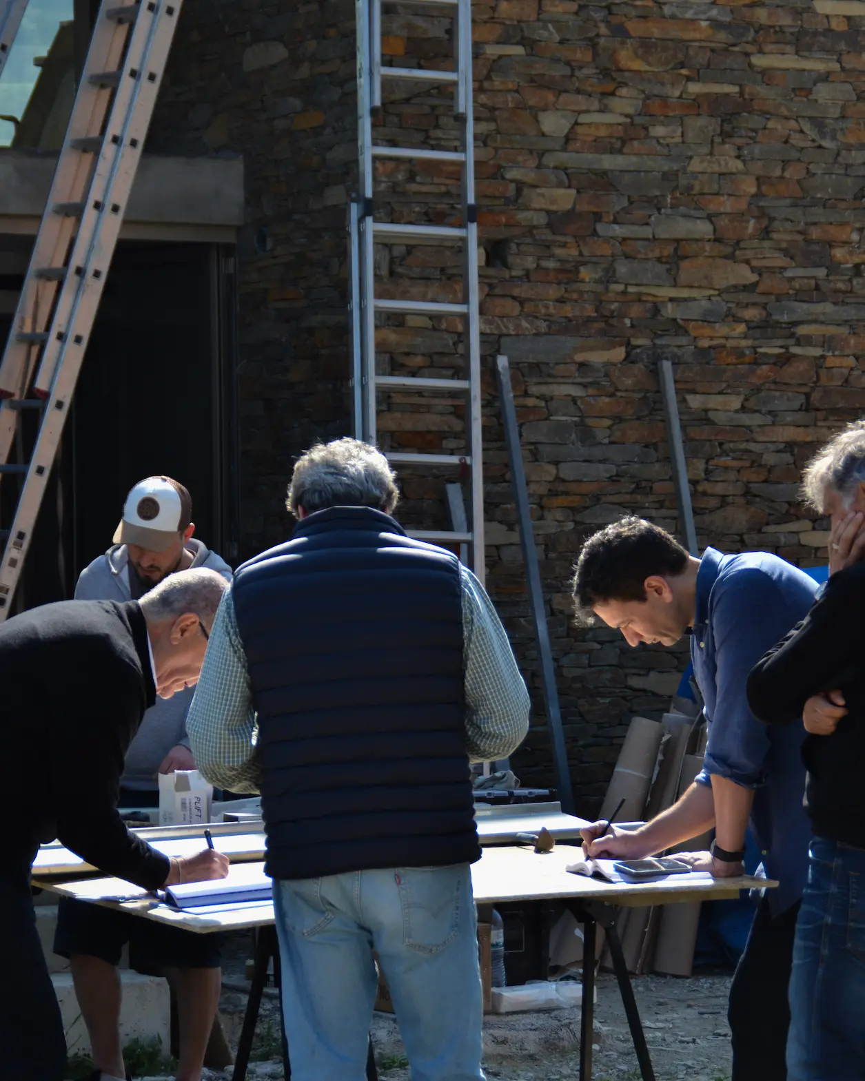Equipa MJARC a desenvolver um projeto no local