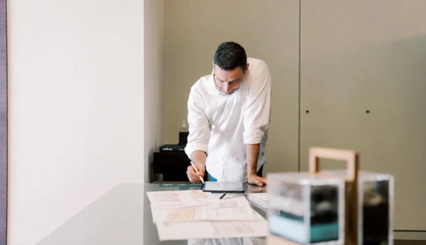 arquiteto ricardo cordeiro da MJARC Arquitetos no escritório do Porto